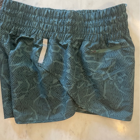 NWOT Dolphin-Hem Forest Green Athletic Shorts Size Medium - Picture 2 of 3